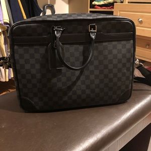 Men’s Louis Vuitton voyage bag